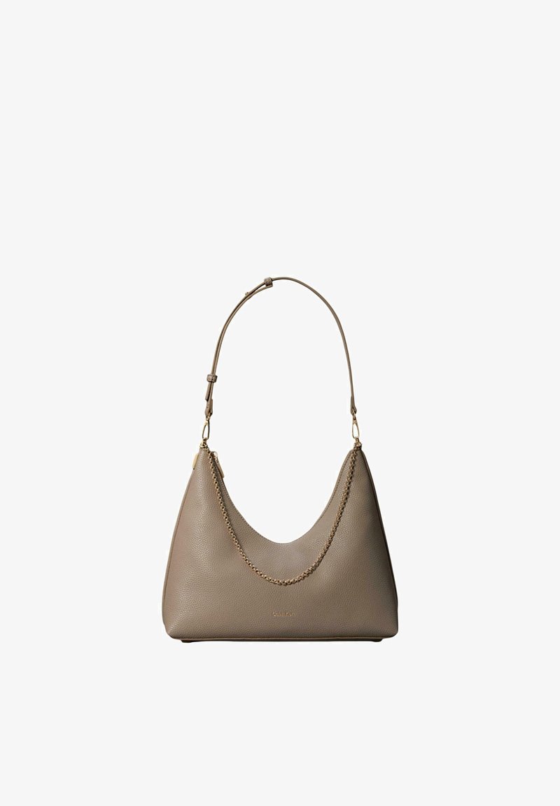 Sac à bandoulière en cuir taupe avec détail en chaîne dorée et sangle réglable, présentant un design minimaliste en forme de croissant.