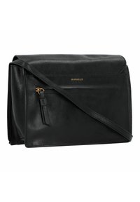 Borsa a tracolla in pelle nera con chiusura a patta, dettaglio del logo dorato, tasca anteriore con zip e tracolla regolabile. Texture liscia con linee pulite.