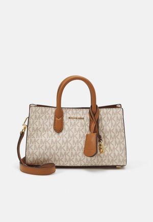 Bolsa bege com detalhes castanhos, apresentando um padrão de logótipos entrelaçados "MK", com duas alças superiores e uma alça de ombro destacável.
