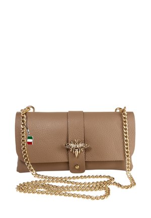 Beige leren clutch met een textuurafwerking, een gouden bijaccent op de sluiting en een afneembare gouden kettingriem. Inclusief detail van de Italiaanse vlag.
