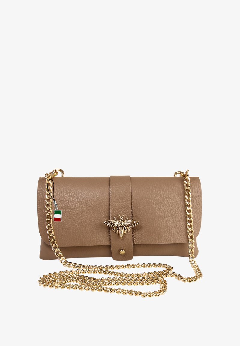 Beige leren clutch met een textuurafwerking, een gouden bijaccent op de sluiting en een afneembare gouden kettingriem. Inclusief detail van de Italiaanse vlag.