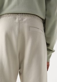 Thumbnail Image 7