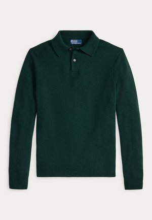 Temno zelena polo majica z dolgimi rokavi, rebrastimi manšetami in spodnjim robom, z dvema gumboma na sprednji odprtini ter ovratnikom, položena na ravno belo podlago.