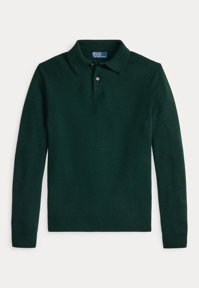 Σκούρο πράσινο πόλο μπλουζάκι με μακριά μανίκια, ριμπ τελειώματα στα μανίκια και στη βάση, πατιλέτα με δύο κουμπιά και γιακά, τοποθετημένο επίπεδα σε λευκό φόντο.