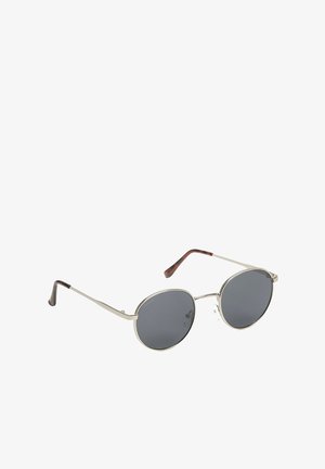 Okrągłe, ciemnoszare okulary przeciwsłoneczne z cienkimi srebrnymi metalowymi oprawkami. Zauszniki mają subtelną tortoishellową strukturę, a noski są regulowane.