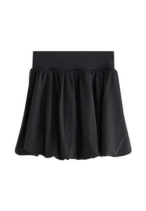 Melns svārks ar pieguļu jostu un plisētu, sapludinātu dizainu. Izgatavots no mīksta auduma ar gludu tekstūru. Bez rakstiem vai aksentiem.