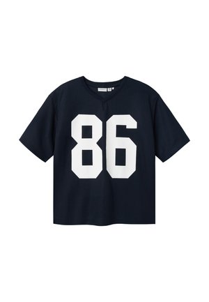 T-shirt bleu marine à manches courtes arborant un numéro en bloc blanc "86" sur le devant, fabriqué en tissu texturé avec une coupe décontractée et un col en V.