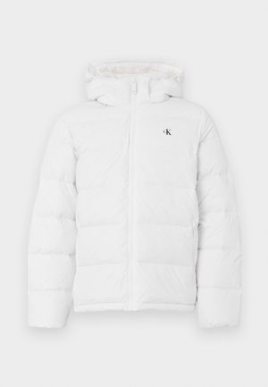 Giacca imbottita bianca con cappuccio, zip frontale, tasche laterali e piccolo logo "cK" nero sul petto.