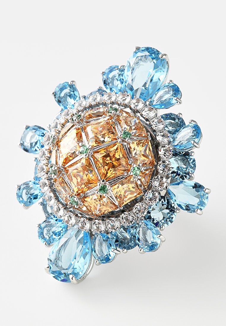 Bague en pierre précieuse multicolore avec des accents orange, bleu clair et vert, montée en argent. Design floral avec diverses formes et tailles de tailles.