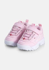 Baskets de sport roses avec une tige en synthétique, fermeture à lacets et Velcro, col rembourré et semelle en caoutchouc blanc avec des crampons texturés.