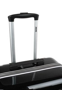 Maleta dura negra con mango retráctil plateado y empuñadura de plástico. Presenta una cremallera y una franja blanca a lo largo del borde.