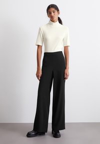 Marc O'Polo STAND-UP COLLAR SHORT SLEEVE - Paprasti marškinėliai - salty white