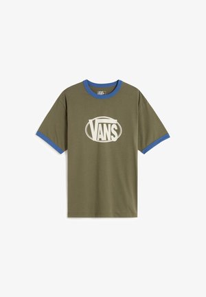 T-shirt manches courtes vert olive avec col et bordures de manches bleus, affichant un logo Vans blanc centré sur le devant.