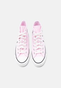 Ζευγάρι ροζ ψηλά πάνινα αθλητικά παπούτσια με λευκές λαστιχένιες μύτες και λευκά κορδόνια, που φαίνονται από πάνω σε λευκό φόντο.