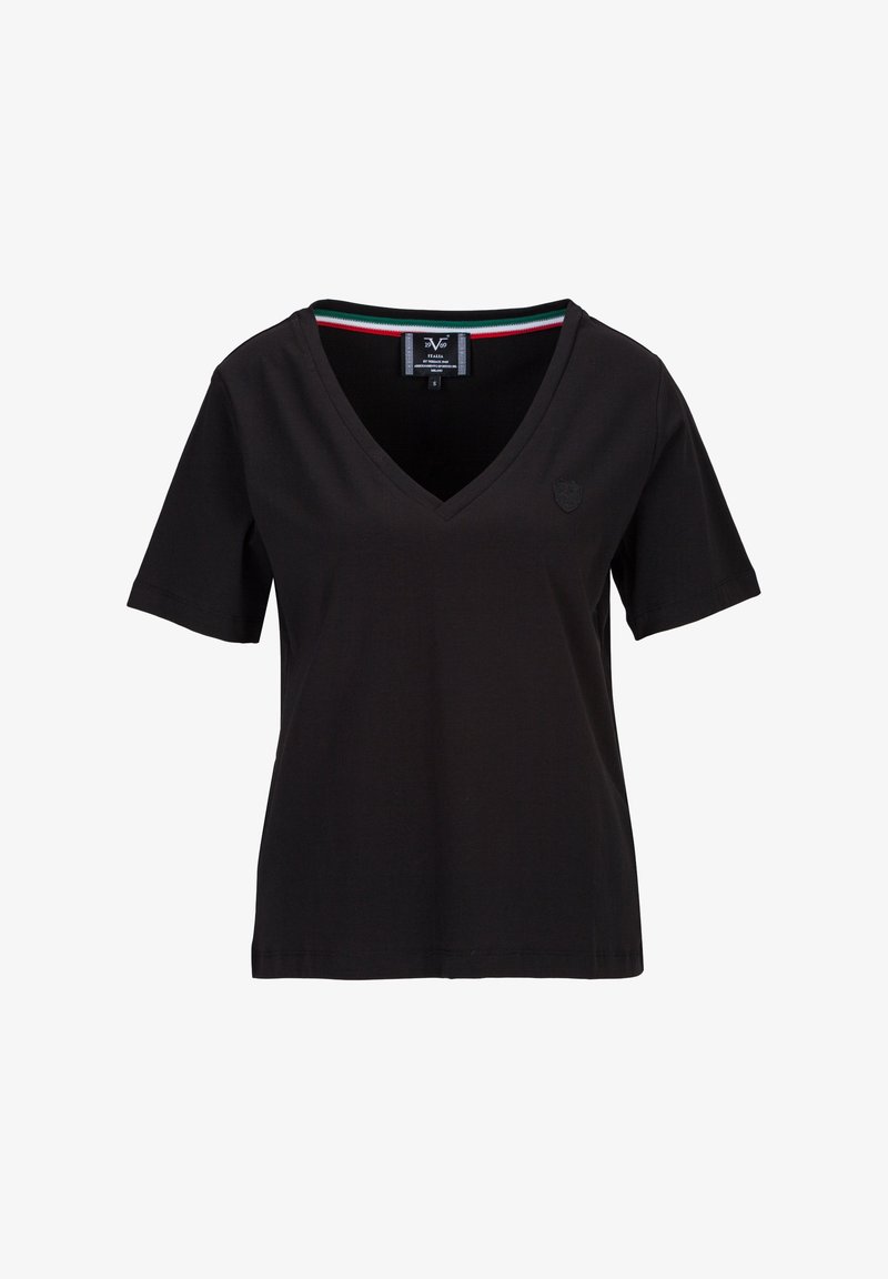 Zwart T-shirt met korte mouwen en V-hals, met een klein geborduurd wapenschildje op de linkerborst en een driestreepsstrook aan de binnenzijde van de kraag.