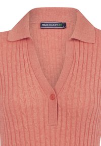 Roze gebreide trui met V-hals en knoopsluiting, met textuur kabelpatronen en geribde manchetten. Merkenlabel zichtbaar.