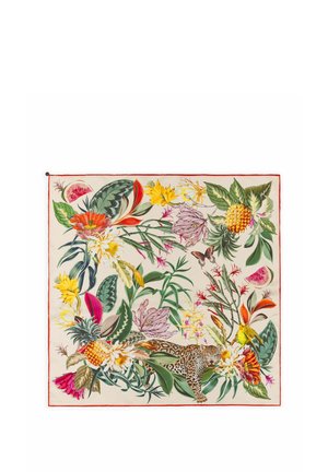 Zijden sjaal met levendige tropische bloemen, bladeren, een luipaard, een gele vogel, vlinders en fruitplakjes op een crèmekleurige achtergrond met rode rand.