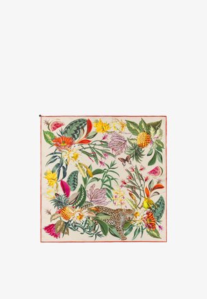 Zijden sjaal met levendige tropische bloemen, bladeren, een luipaard, een gele vogel, vlinders en fruitplakjes op een crèmekleurige achtergrond met rode rand.