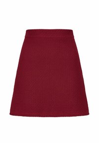 Een bordeauxrode A-lijn rok van een gestructureerde stof, met een aansluitende tailleband en een subtiel visgraatpatroon door de hele rok.