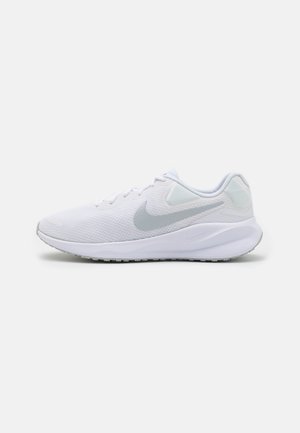 Chaussure de course Nike blanche avec logo swoosh gris clair, semelle amortie et tige en mesh, vue de côté sur un fond uni.