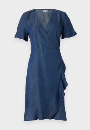 Denim omotač haljina u tamnoplavoj boji, sa V-izrezom, kratkim naboranim rukavima i raširenom suknjom s slojevitim detaljima na rubu.