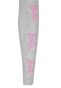 Leggings grigie realizzate in tessuto morbido, con ripetute scritte rosa "Barbie" lungo il lato, vestibilità slim e copertura a lunghezza piena.