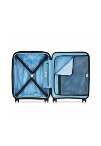 Maleta rígida negra con un interior de rayas azul claro. Cuenta con correas cruzadas, un bolsillo con cremallera y ruedas de fácil rodaje.