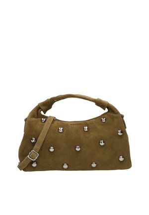 Bruine suède handtas met korte handgreep en verstelbare schouderband, versierd met gelijkmatig verdeelde zilverkleurige ronde studs op de voorzijde.