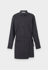 Μακρυμάνικο φόρεμα πουκάμισο με ασπρόμαυρες ρίγες, γιακά, κουμπιά μπροστά, μια τσέπη στο στήθος και ρυθμιζόμενο κορδόνι στη μέση.