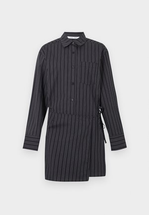 Rochie cămașă cu dungi alb-negru, mâneci lungi, guler, nasturi în față, un buzunar pe piept și șnur reglabil în talie.