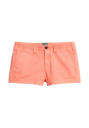Shorts couleur pêche en tissu mélangé coton, avec une fermeture à bouton, deux poches latérales et un design d'ourlet propre.