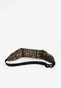 Bolso de cintura con estampado de leopardo, exterior de tela, correa negra ajustable, forma rectangular y acolchado para mayor comodidad.