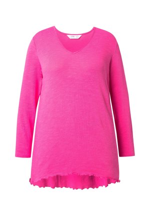 Maglietta rosa a maniche lunghe con scollatura a V, caratterizzata da una finitura texturizzata e orlo arricciato. Tessuto leggero per un fit comodo.