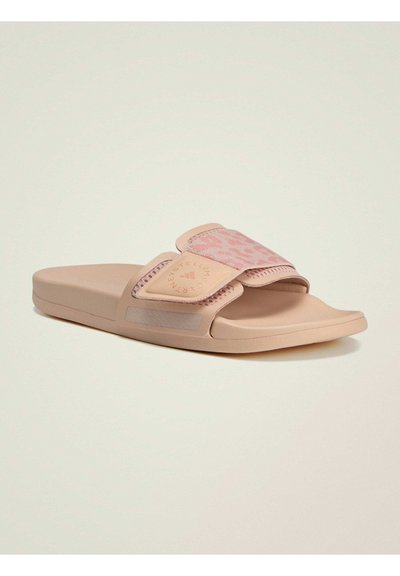 Sandale à glissière rose clair avec une bride texturée présentant un motif léopard subtil, une semelle intérieure rembourrée et une semelle extérieure en caoutchouc lisse.