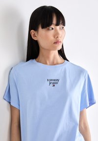 Tommy Jeans SLIM ESSENTIAL LOGO TEE - Βασικό μπλουζάκι - vessel blue