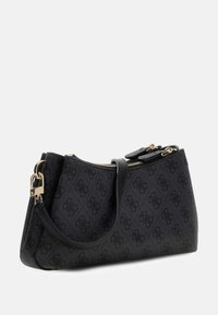 Borsa nera in materiale strutturato, caratterizzata da una forma definita, dettagli in metallo color oro, doppia cerniera e una tracolla corta.