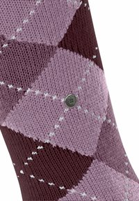 Calzino lavorato a maglia in argyle con diamanti alternati di colore viola e bordeaux, dettagli azzurri chiari e un piccolo logo in metallo.