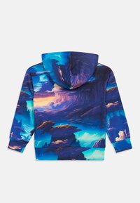 Αθλητική μπλούζα με κουκούλα που διαθέτει μια ζωντανή εκτύπωση τοπίου με μπλε ουρανούς, σύννεφα και βραχώδεις σχηματισμούς, με λεία υφή και μαλακό ύφασμα.