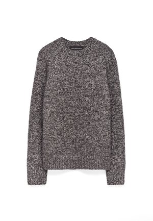 Maglione grigio lavorato a maglia con scollo rotondo, maniche lunghe e un motivo testurizzato. I polsini e l'orlo a coste offrono struttura e vestibilità.