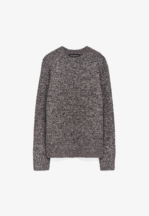 Grijze gebreide sweater met een ronde hals, lange mouwen en een gestructureerd patroon. Ribgebreide manchetten en zoom zorgen voor een goede pasvorm en ondersteuning.