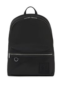 Sac à dos noir en nylon lisse. Présente une silhouette arrondie, une poche avant zippée et un patch logo embossé. Accents de fermeture éclair argentés.