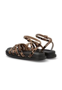 Las sandalias de patrones marrones y negros presentan múltiples correas, una hebilla en el tobillo ajustable y una suela plana negra. El material parece tener textura.