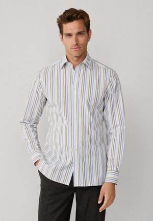 Gestreept overhemd met verticale strepen in lichtblauw, beige en wit, voorzien van een klassieke kraag, lange mouwen en een knoopsluiting aan de voorkant.