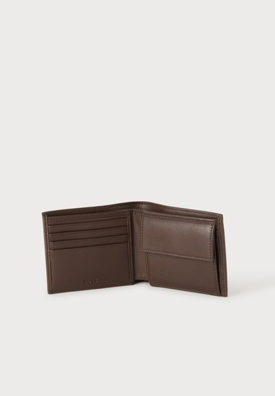Portefeuille en cuir marron ouvert montrant quatre emplacements pour cartes à gauche et une poche à monnaie avec rabat à droite sur fond blanc.