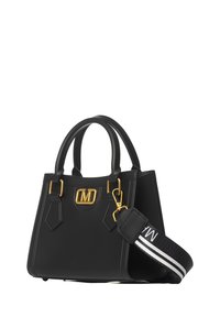 Sac à main synthétique noir avec quincaillerie dorée, poignées supérieures doubles et une bandoulière amovible arborant un motif rayé. Accentuée par un détail de logo.