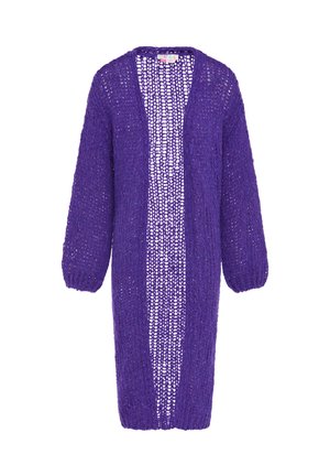 Lang lilla strikket cardigan med åben front, lange ballonærmer og en løs, luftig tekstur.