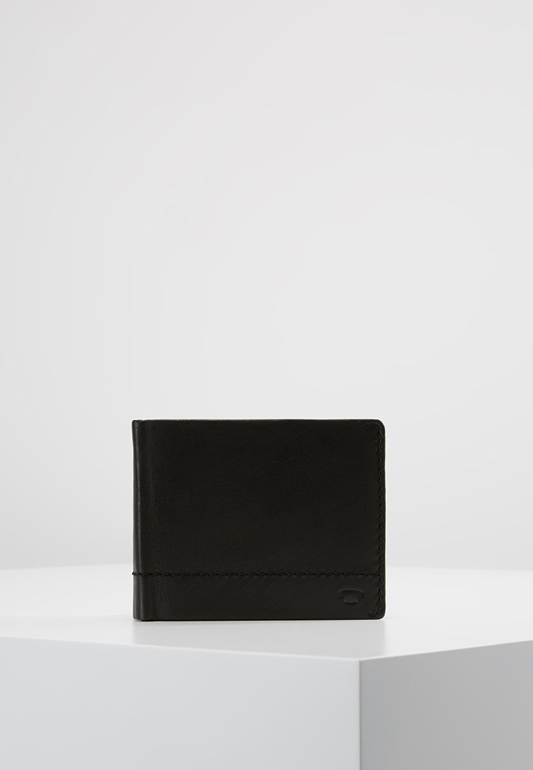 Portafoglio bi-fold in pelle nera con superficie liscia, cuciture a contrasto e logo sottile. Forma quadrata compatta, design minimalista.