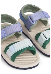 Πολύχρωμα σανδάλια με ρυθμιζόμενους υφασμάτινους ιμάντες σε λιλά, πράσινο και ανοιχτό γαλάζιο, με υφασμένη σόλα από καουτσούκ και κρεμ βάση.