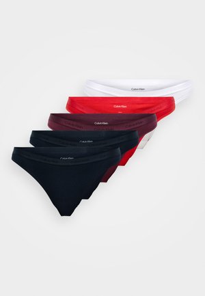 Kuusi paria Calvin Klein -stringejä mustana, punaista, tummanpunaista, valkoista ja harmaata. Pehmeää kangasta, logolla varustetut vyötärönauhat esittelevät minimalistista muotoilua.