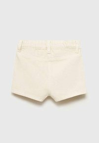 Shorts en denim couleur crème avec une taille et des passants de ceinture, comportant des coutures décoratives et deux poches arrière.
